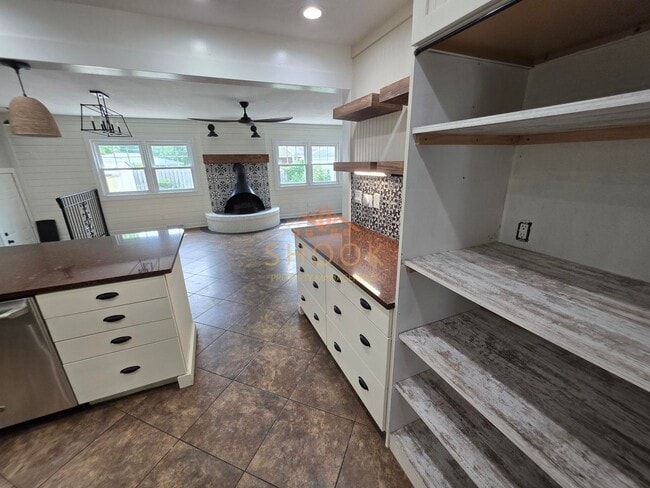 Building Photo - UNIQUE AND COZY 3 BR + BONUS ROOM HOME