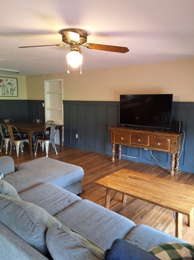 Building Photo - Fully Furnished home in Beaufort