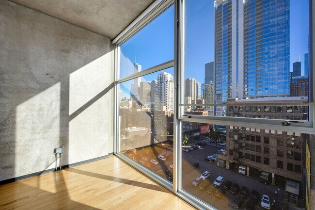 Building Photo - River North Beautiful 1B Apartment