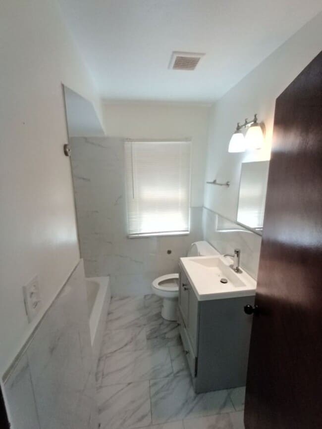 Building Photo - 3 bedroom 1.5 bath brick bungalow - AVAILA...