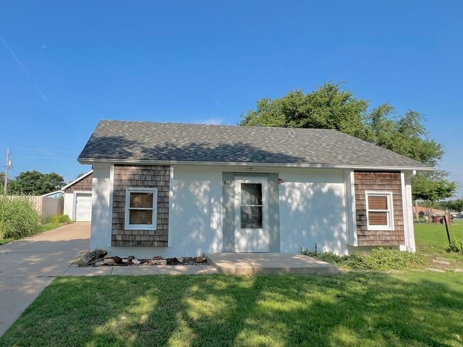 Building Photo - Charming Cape Cod-inspired 2-bedroom, 1-bath home