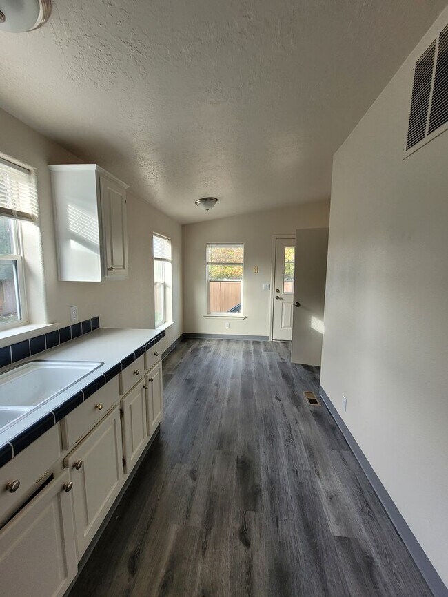 Building Photo - Pet Friendly 3 Bed : 2 Bath Home w/2 Car Garage & Access Ramp (Tangent)