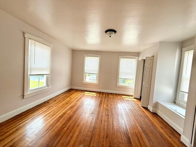 Building Photo - 37 N Kinzer Rd