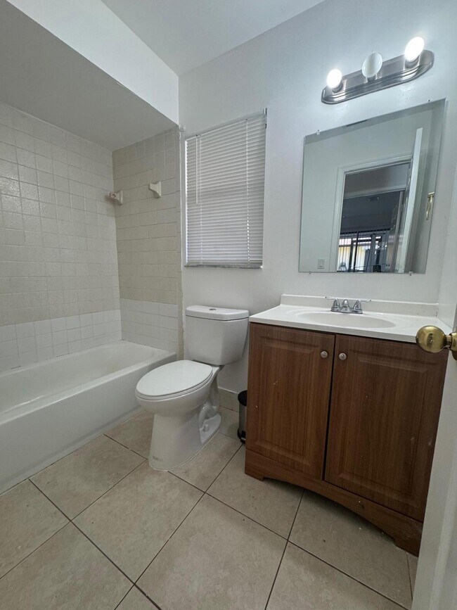 Building Photo - 459 Glenwood Dr