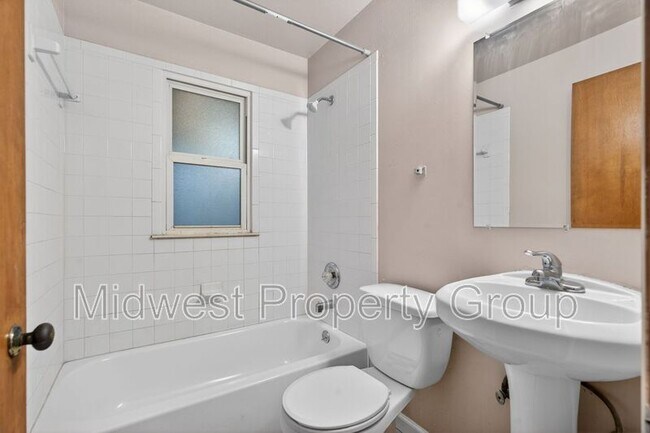 Building Photo - 1015 Avant Dr