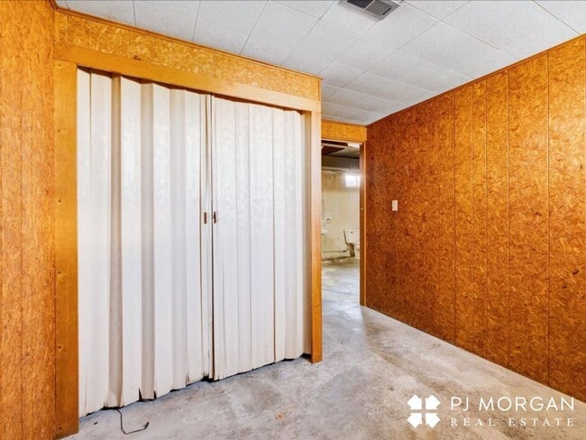 Building Photo - 3 bedroom, 2 Bathroom Home - Available Now