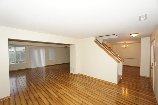 Building Photo - Large 3 bedroom 2.5 Bath + Loft + 3 car ga...