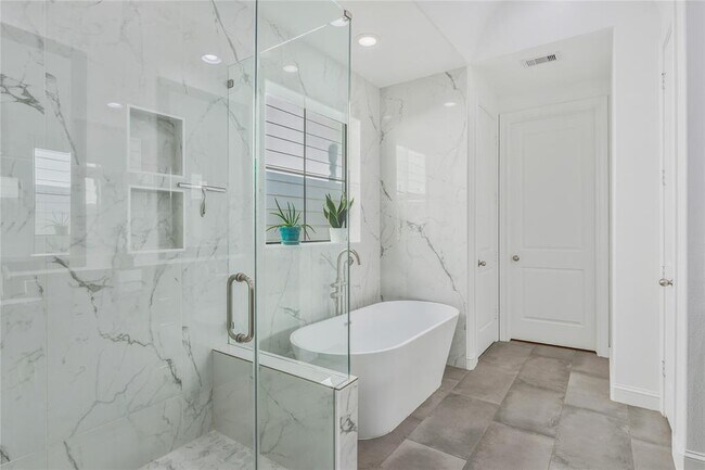 Building Photo - 8817 Lakeshore Bend Dr