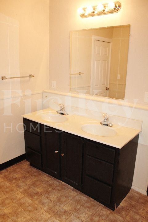 Building Photo - 304 E 4th St