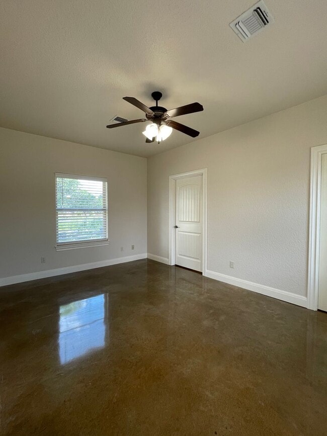 Building Photo - Guest Home in the Gated Saddlewood Estates