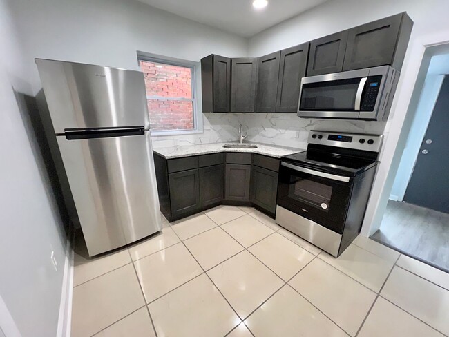 Building Photo - Gorgeous 3-Bedroom Townhouse in West Phila...