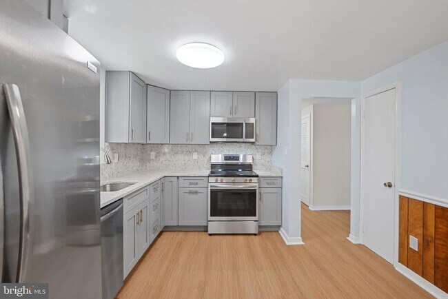 Building Photo - 3301 Fallowfield Dr