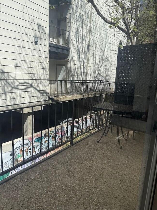 Building Photo - San Pedro Square - West Campus - Townhome - Old School Luxery - W/D - Fireplace - Updated Kitchen...