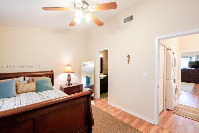 Building Photo - 3024 S Oakland Forest Dr