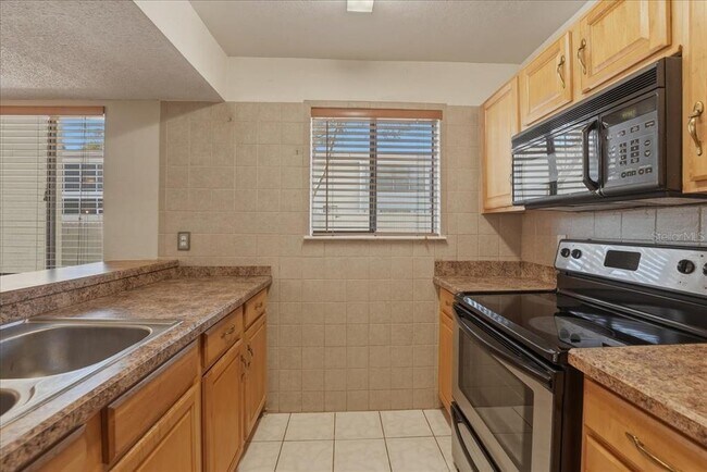 Building Photo - 1404 Oak Pl