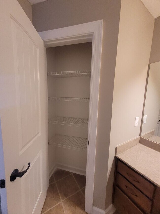 Building Photo - - Majestic 3 Bedroom 2.5 Bath + Bonus Room...