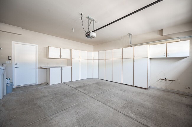 Building Photo - Beautiful single story home (55+). 3 Bed 2...