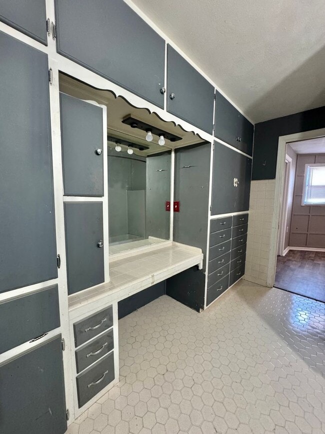 Building Photo - 1 Bedroom Home across from Angelo State Un...