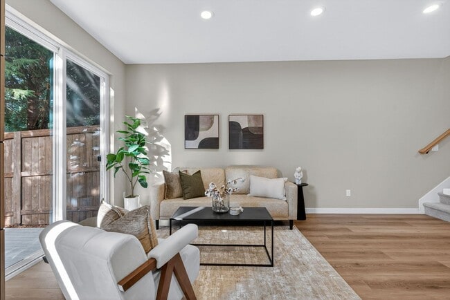 Building Photo - 15609 SE Meadowlark Ln