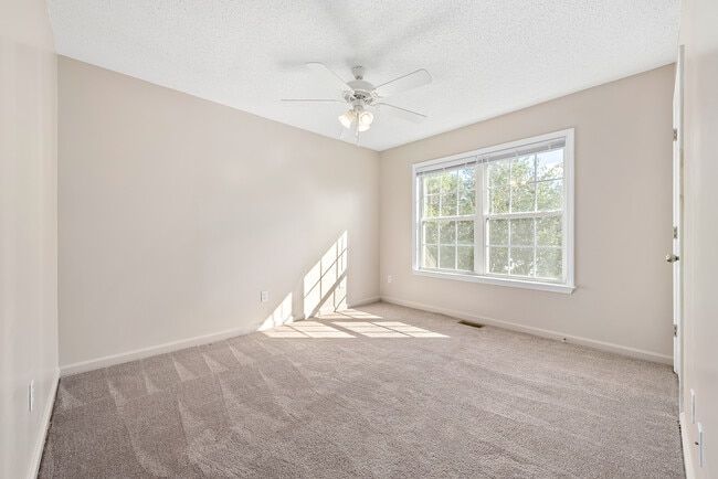 Building Photo - 33 Courtyard Way