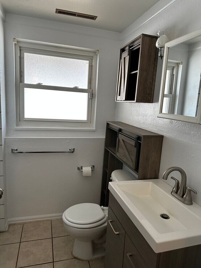 Building Photo - READY NOW!! Fantastic 4-bedroom,2 bath 1 car garage!