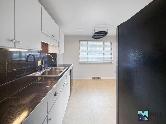 Building Photo - $0 DEPOSIT OPTION. CHARMING BRICK RANCH WITH FINISHED BASEMENT ON LARGE CORNER LOT NEAR DOWNTOWN ...