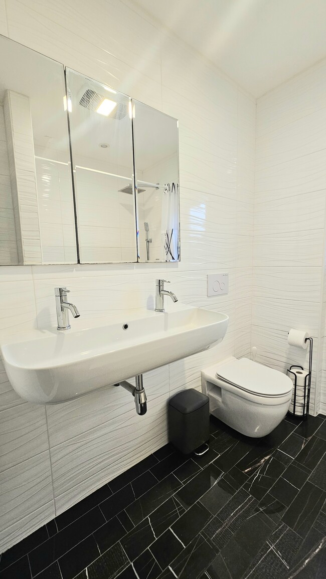 Building Photo - 55 Lakeview St