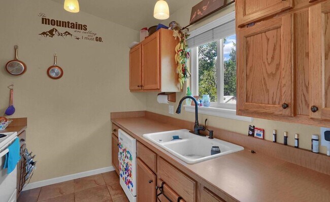 Building Photo - 3 Bedroom 2 Bath Single Family Home Near U...