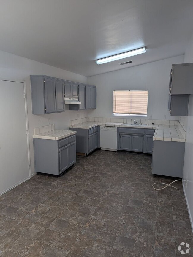 Building Photo - Beautiful 4 bed/2Bath Home in East Bakersf...