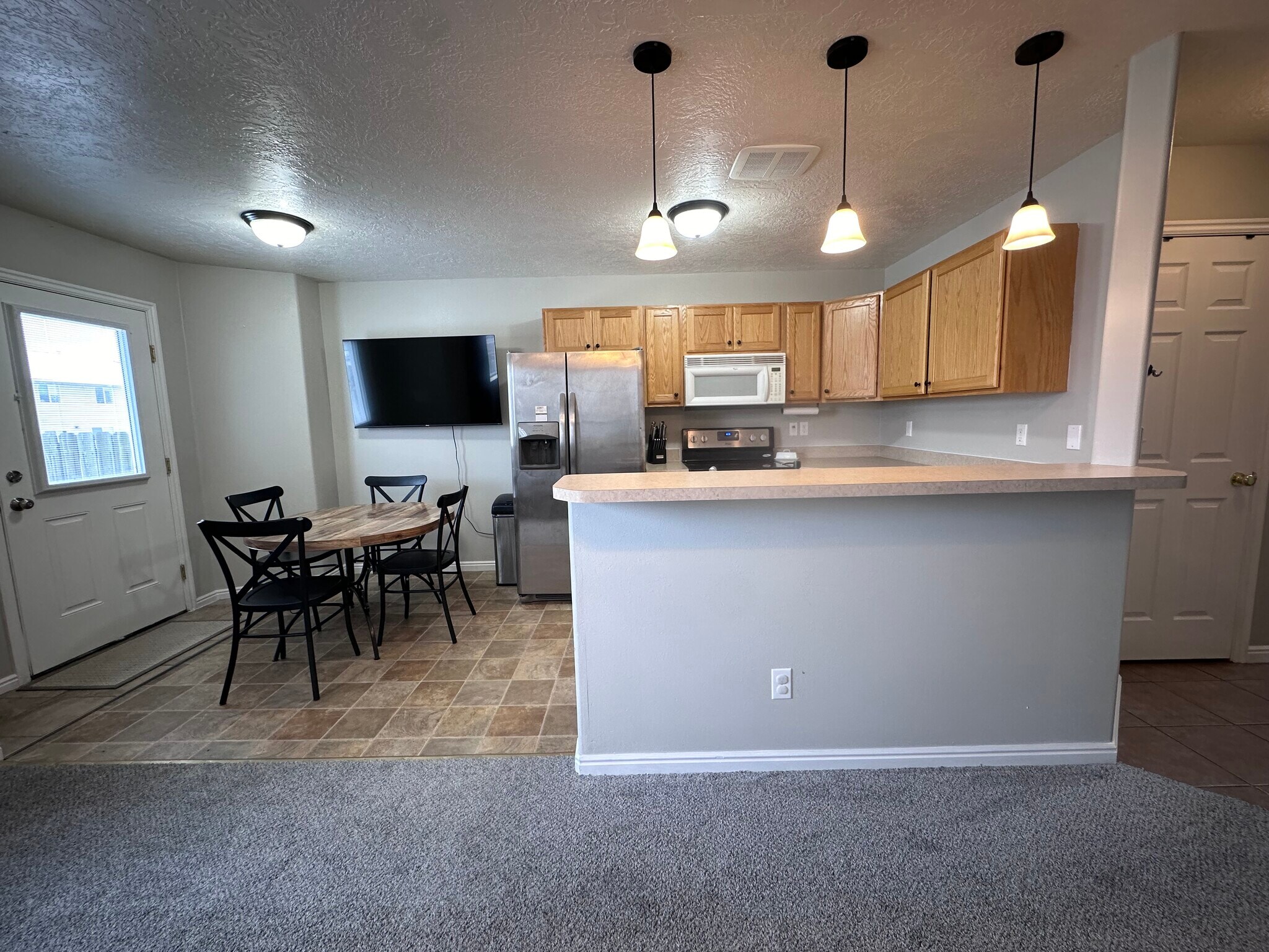 Kitchen/dining room - 1966 Dakota Ln
