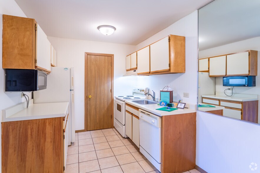 Beautiful One and Two Bedroom Apartments! 445 Donin Dr Antioch IL