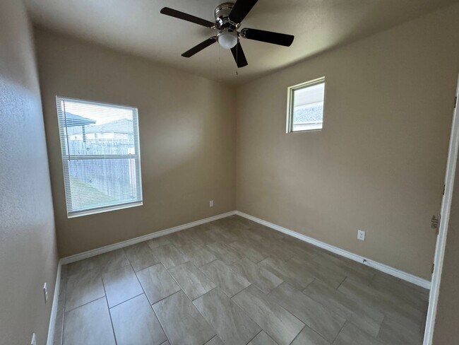 Building Photo - 5415 Rose Gdn Lp