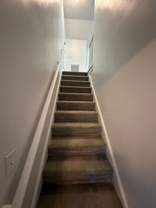 Building Photo - Well-Maintained 4 Bed 2.5 Bath with Fenced Backyard