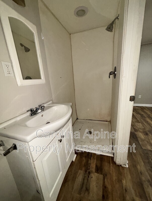 Building Photo - 2512 Finchley Dr