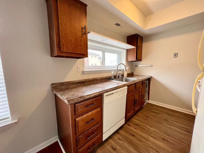 Building Photo - Luxurious 3-Bedroom Townhome in Logan Square with Parking Space Included! Available mid-August!
