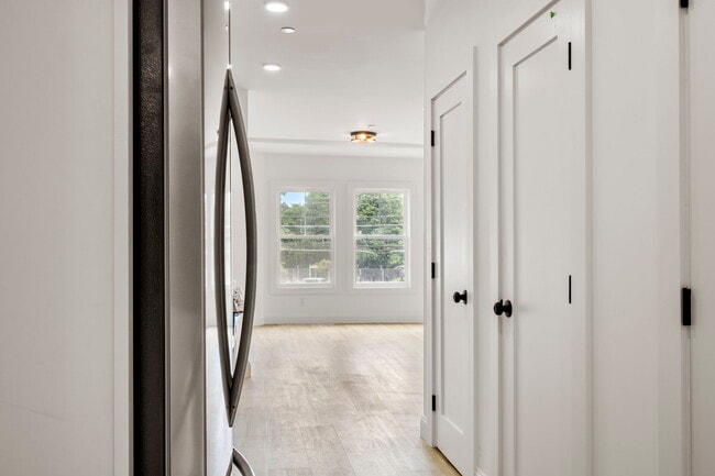 Building Photo - 8 Enon St