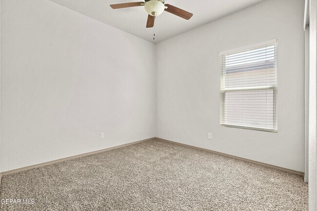 Building Photo - 12049 Hidden Gdns