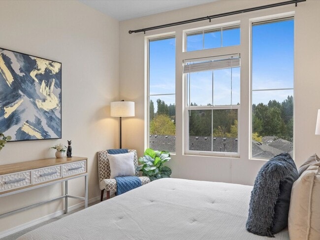 Building Photo - Available Now - 2 Bed/2 Bath End Unit Townhouse with Garage - Issaquah