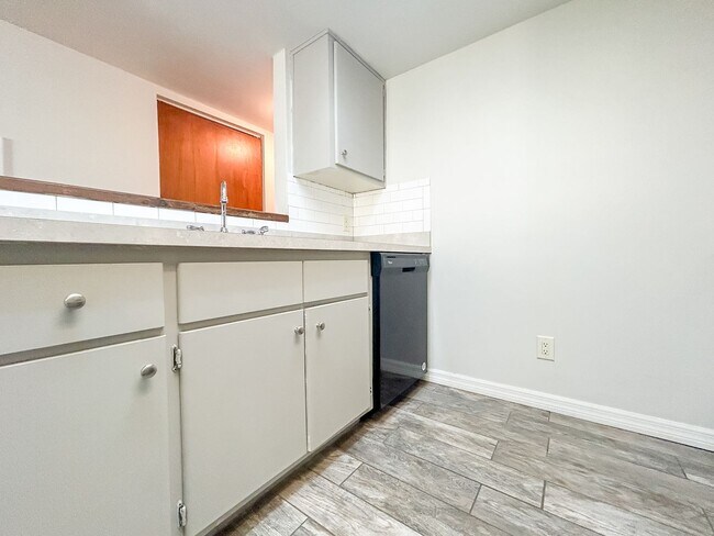 Building Photo - Adorable 2/2 in Grantwood