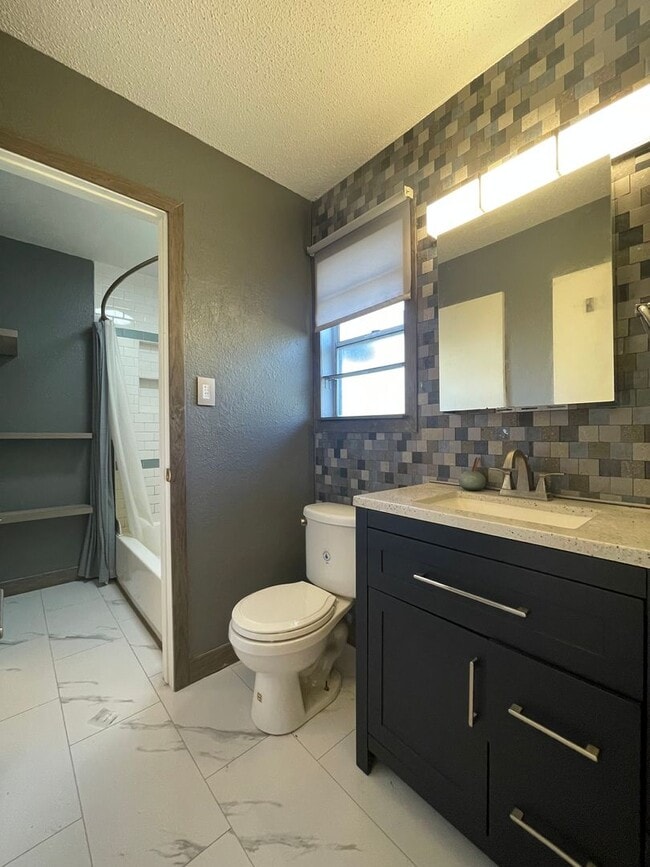 Building Photo - Charming 3 Bedroom Home w/ 1 Car Garage and Large Fenced Yard!!