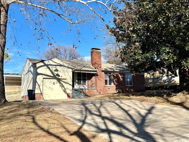 Building Photo - Darling Bungalow 2 blocks from Riverside D...