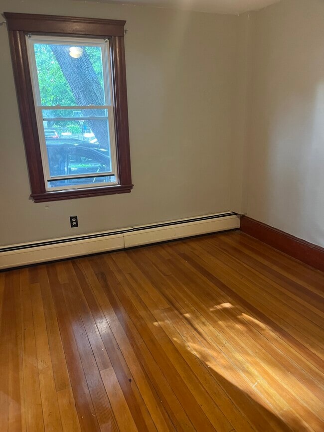 Building Photo - 107 Elm St