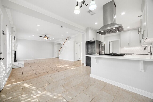 Building Photo - 15526 Cabildo Dr
