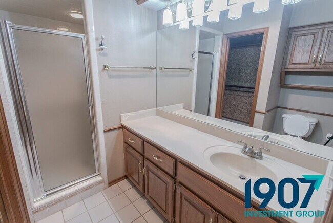 Building Photo - Three-Bedroom Home in Moore Schools