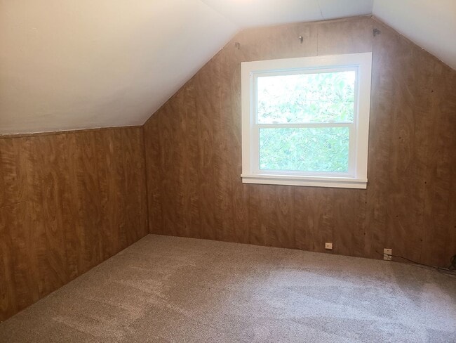 Building Photo - Charming Cottage in Woodburn with Large Yard!