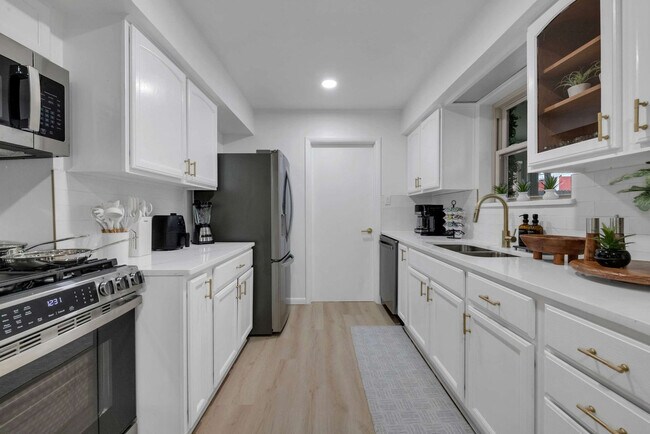 Building Photo - 1901 Cordova Bend