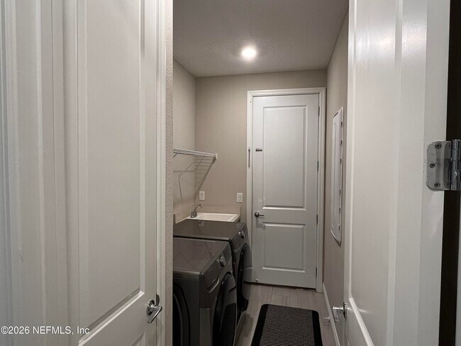 Building Photo - 211 Diamondback Ave