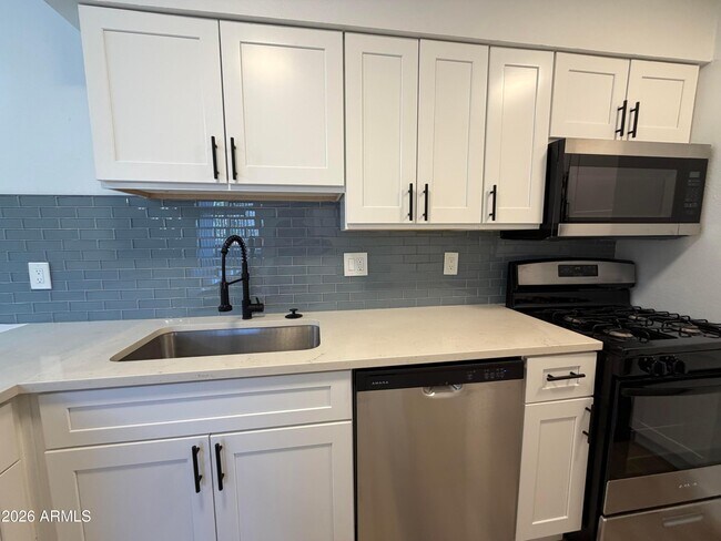 Building Photo - 302 E Monte Vista Rd