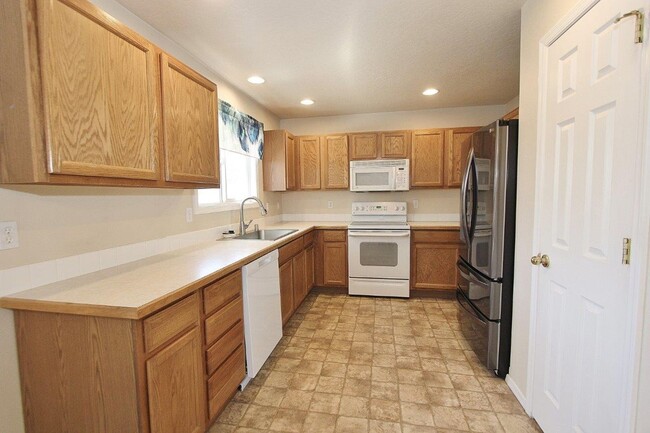 Building Photo - Immaculate Single-Level Home