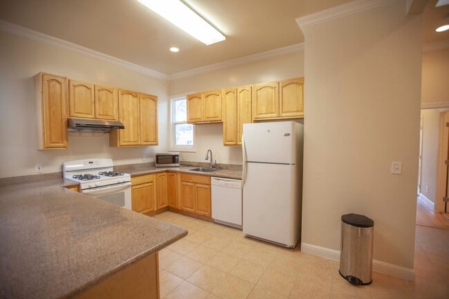 Building Photo - House for rent, Updated 4BR+2 extra BR/Den/Offices/Family Rooms & 3BA in Ingleside!